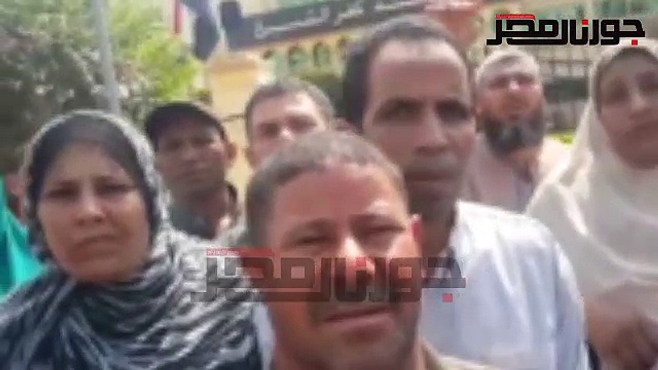 عمال المدارس يتظاهرون للمطالبة بالتثبيت وصرف رواتبهم المتأخرة أمام ديوان محافظة كفر الشيخ