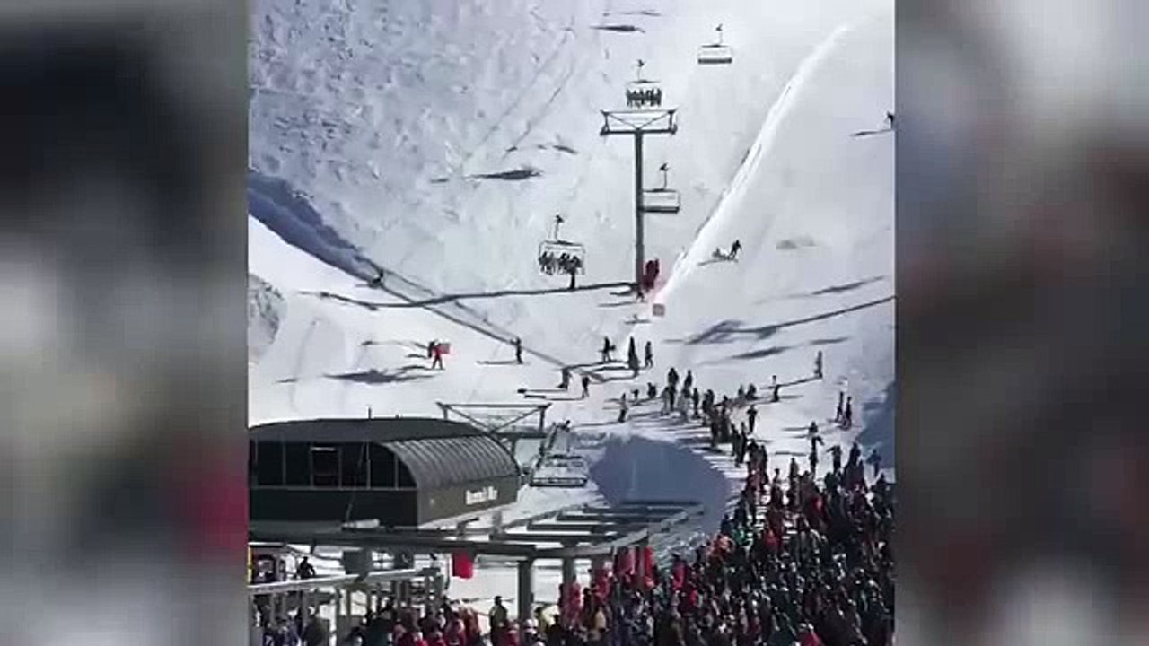 Suspendu dans le vide après avoir glissé du télésiège