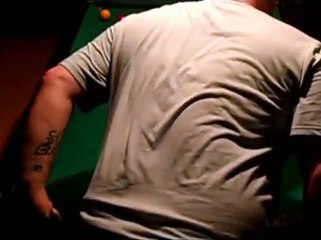 Il lâche un gros pet en jouant au billard
