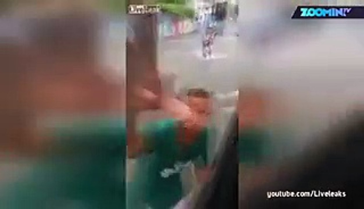 Brésil  il filme des inondations quand soudain...