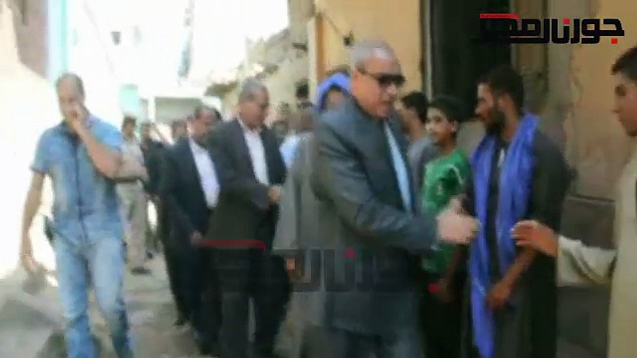 محافظ المنيا "يعزي" أسر ضحايا قرية تنده بدولة ليبيا وصرف 25 ألف جنيه لأهالي المتوفيين