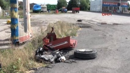 Kars Kamyonun Çarptığı Traktör İkiye Ayrıldı