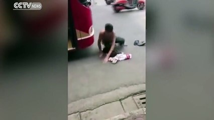 Ce fou veut se faire écrasé par un bus...