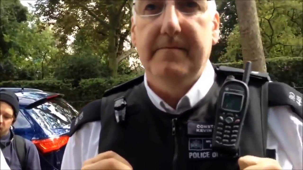 NEWS :MUÇULMANO INTIMIDA POLICIA EM INGLATERRA