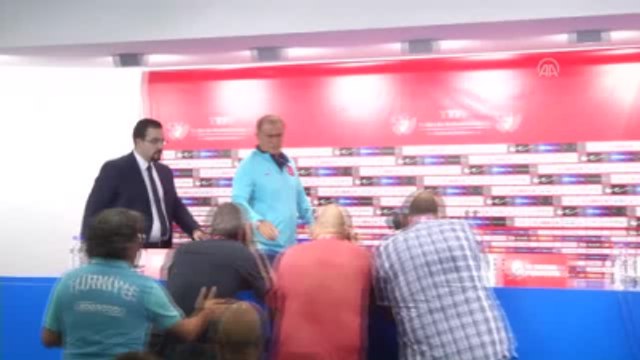 Türkiye Futbol Direktörü Terim, Basın Mensuplarının Sorularını Cevapladı (1)