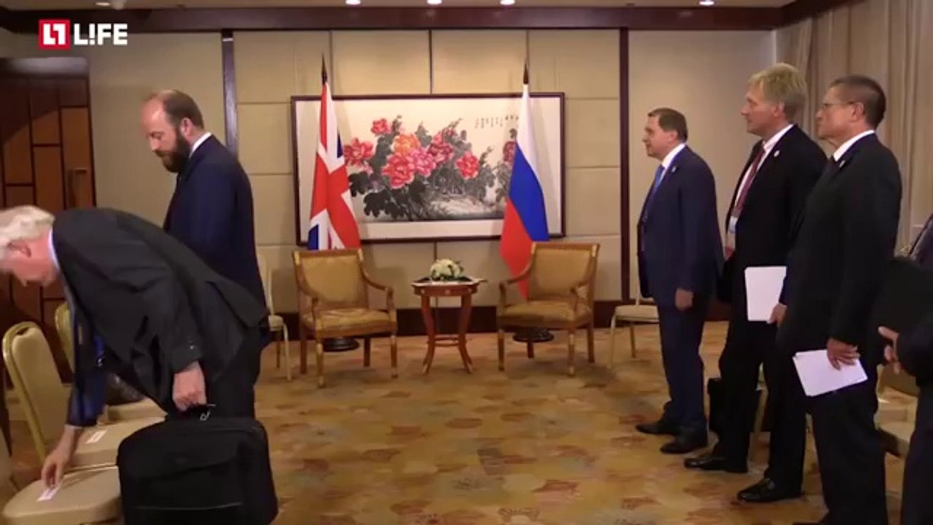 Тереза Мей отказалась жать руку российскому лидеру