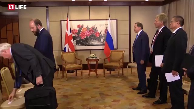 Тереза Мей отказалась жать руку российскому лидеру