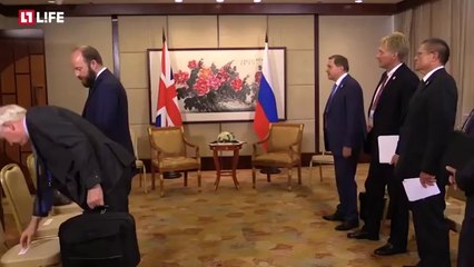 Тереза Мей отказалась жать руку российскому лидеру