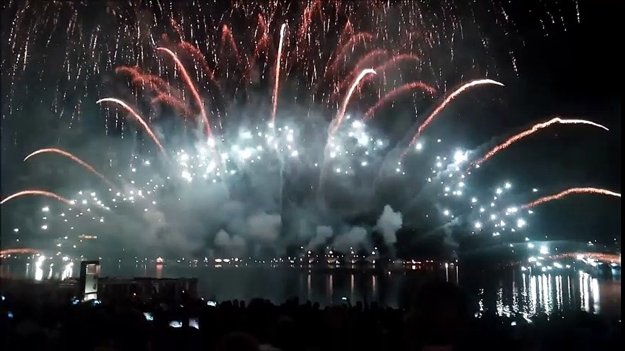 Feuerwerk zum Alstervergnügen am 03.09.2016  -  Hamburg