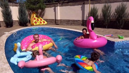 Катя купается в бассейне с ГИГАНТСКИМ Розовым Фламинго прыгаем в воду и стреляем из водных брызгалок