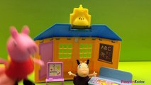 Daddy Pig takes Peppa Pig to watch a big truck unload bulldozers, loaders and excavators