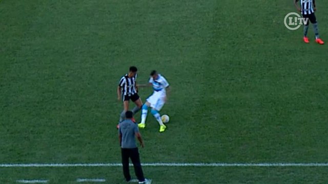 Fecha a perna! Neilton e Luis Ricardo infernizam vida dos gremistas com belas canetas