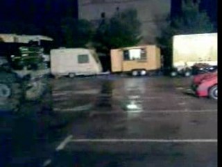 Monster truck sur des voiture