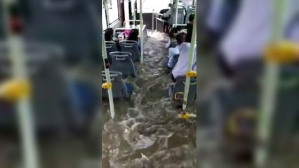 Un bus inondé en quelques secondes