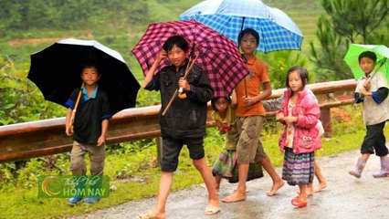 Giày Ấm - 1000 Đôi giày cho trẻ em vùng cao - Thành Phố Hôm Nay [HTV9 - 05.09.2016]
