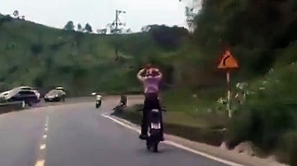 "Quái xế" đứng dậy, dang hai tay, lao xe xuống dốc đèo