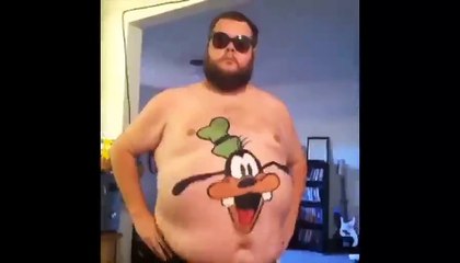 Il peint son gros ventre et le résultat est à mourir de rire !