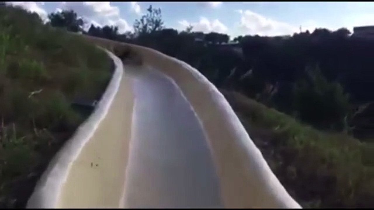 Viene sbalzato fuori dallo scivolo acquatico! Attimi terrificanti!