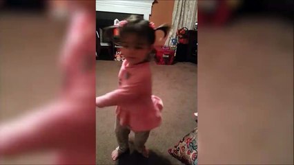 Cette fillette a inventé une danse complètement folle