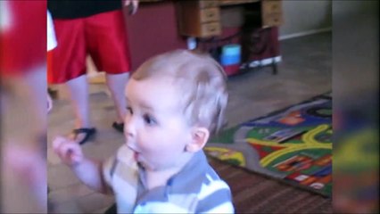 Ce bébé est un futur standardiste! Passionné par le téléphone