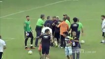 Je footballeur Neymar mis au sol par un supporter à l entraînement
