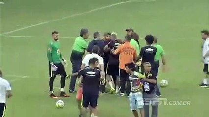 Je footballeur Neymar mis au sol par un supporter à l entraînement