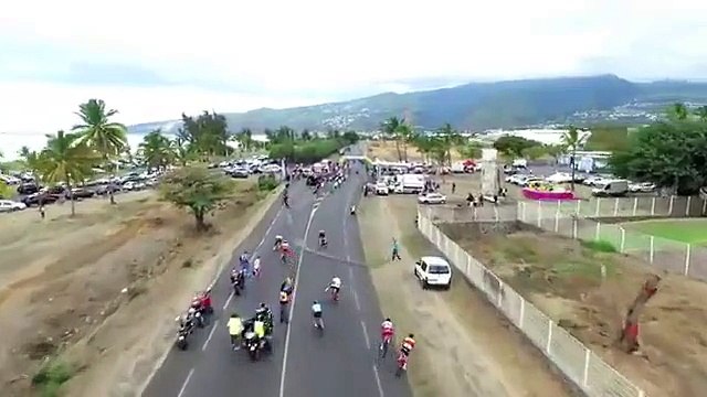 Il fait tomber des barrières sur la route et provoque une chute énorme en pleine compétition de cyclisme