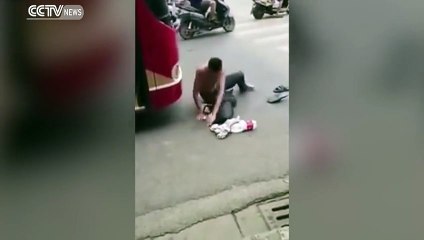 Un Chinois fait tout ce qu’il peut pour se faire renverser par un bus