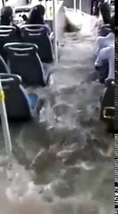 Un bus inondé en quelques secondes en Inde !