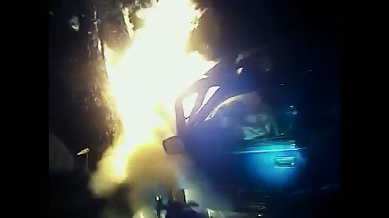 Un policier sauve un homme piégé dans une voiture en feu !