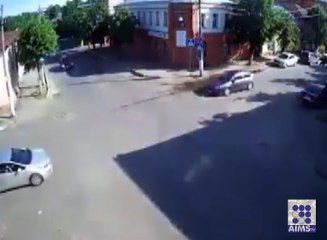 گاڑیوں کی تیز رفتا نے کیا حال کردیا دکھیں اس وڈیو میں