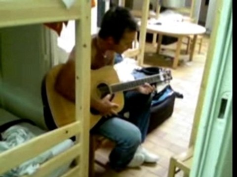 colo pégomas idriss qui fait de la guitare