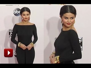 Selena Gomez Arrives At The AMA's 2014 Red Carpet