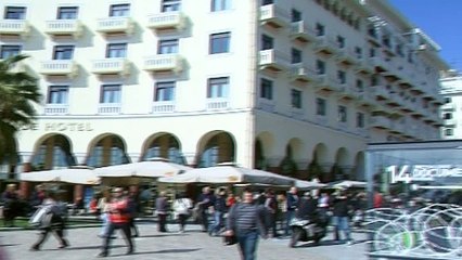 Με τα λίτρα των αδειών στη ΔΕΘ, ο πρωθυπουργός