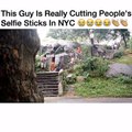 Il coupe tous les selfies sticks à New-York