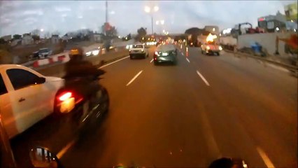 #EsDeFantasma - Compilado de autos encerrando moto