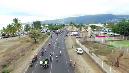 Un homme renverse des barrières devant des cyclistes
