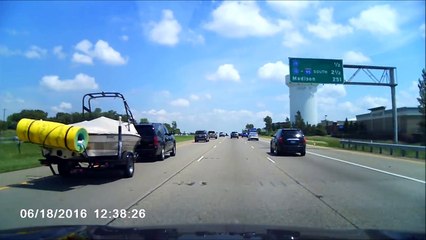 Il perd son chargement sur l'autoroute et provoque la chute d'un motard