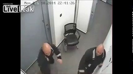 Police abuses a prisoner for not cooperating