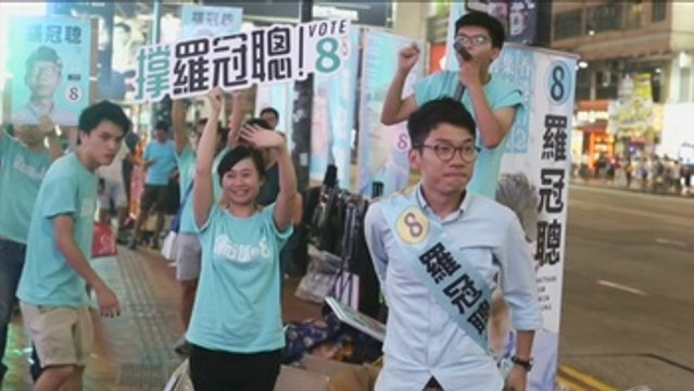Activistas de revolución de los paraguas entran en el Parlamento hongkonés