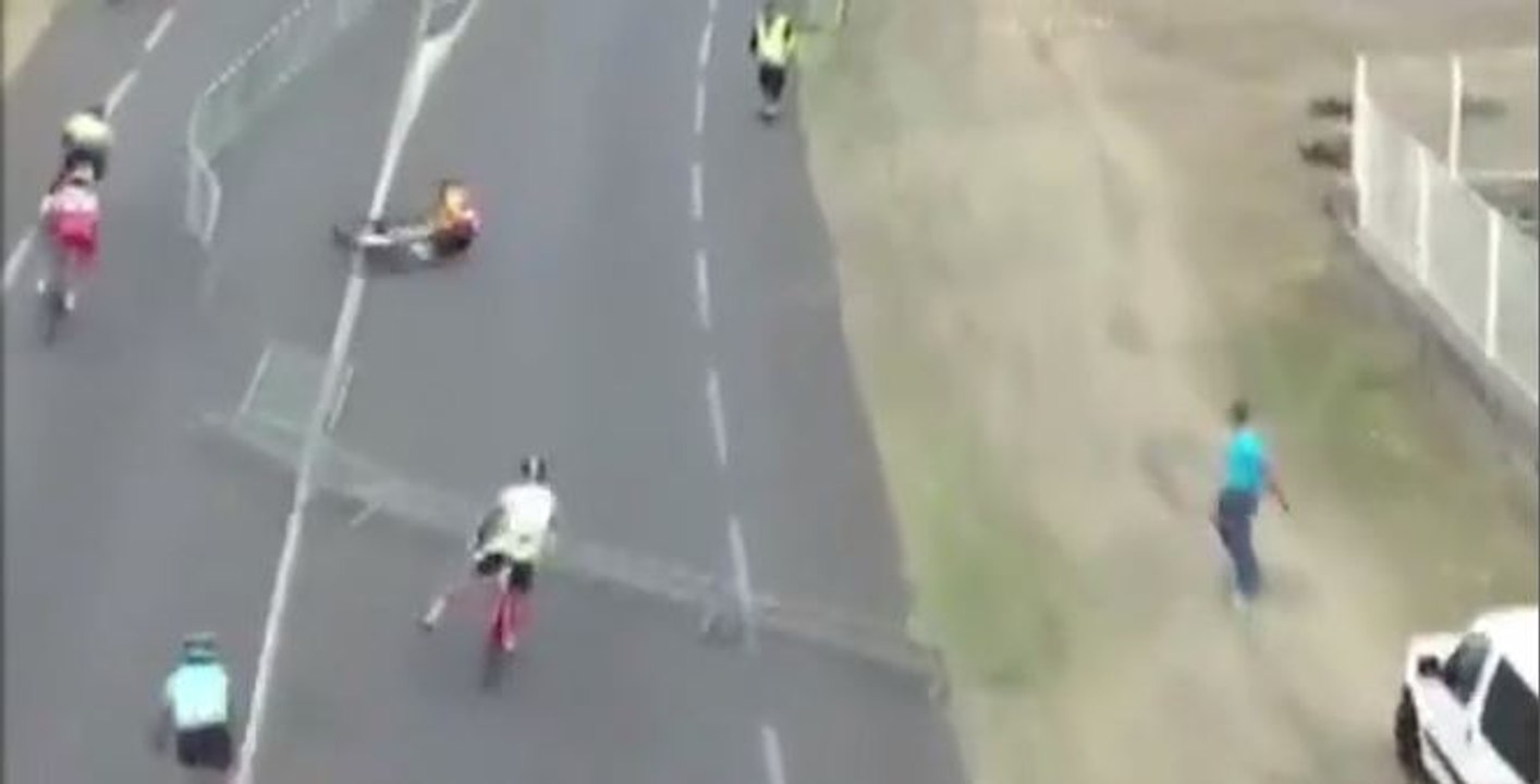 Un spectateur fait exprès de renverser une barrière sur la route et fait chuter des cyclistes (vidéo)