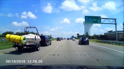 Un motard se prend un rouleaux de laine de verre perdu par un automobiliste et se prend une grosse gamelle