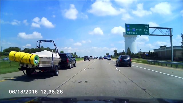 Un motard se prend un rouleaux de laine de verre perdu par un automobiliste et se prend une grosse gamelle