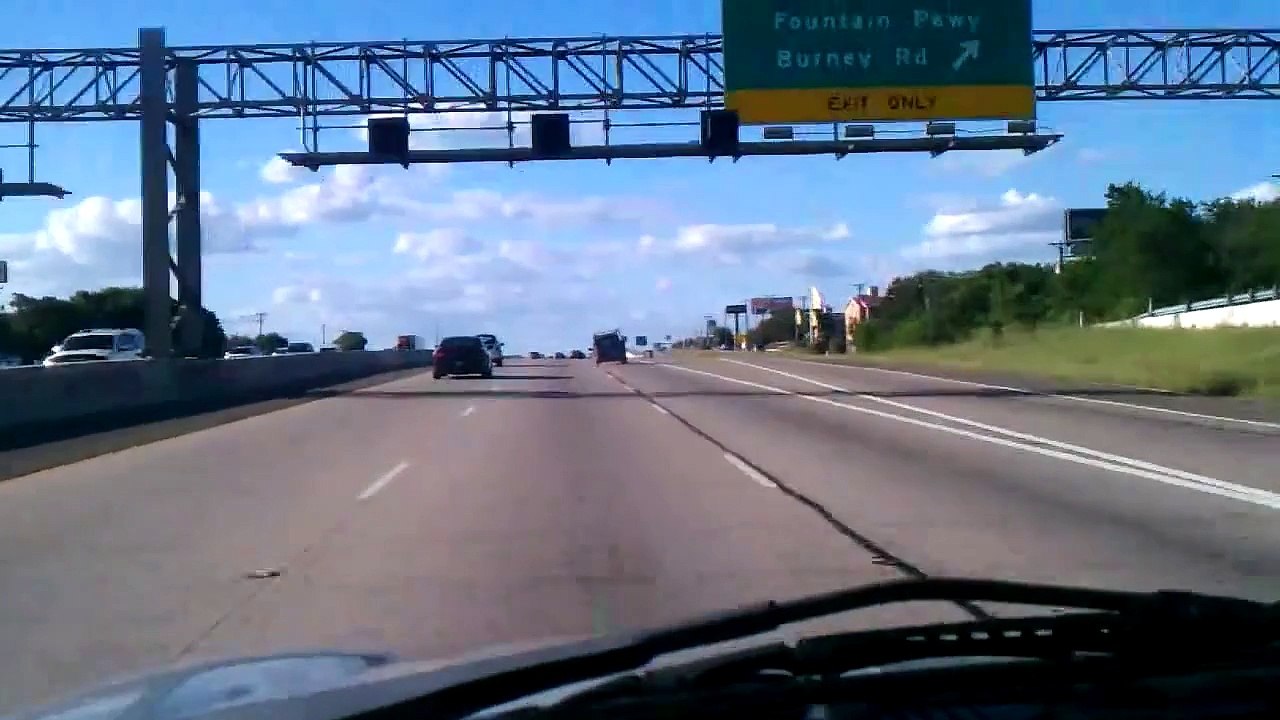 Cet automobiliste roule tranquille avec un pneu éclaté...