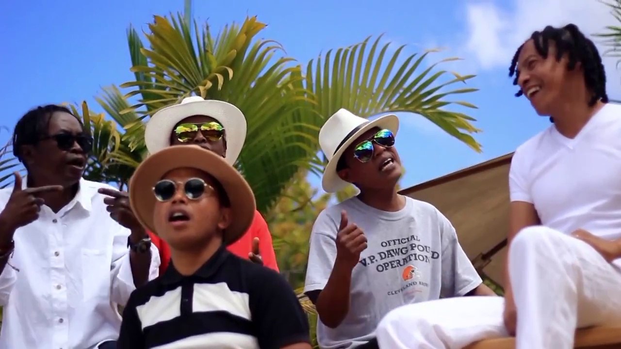 SPESIALISTA  ft HILLARIE    -     Fetifety mozika     (Gasy HD 2016)