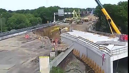 Instalação de um túnel de 70 m debaixo de uma rodovia em um fim de semana