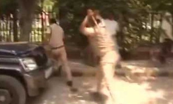 Une bagarre de deux policiers à coups de bâton !