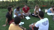 İzmir - Darbe Girişiminden Sonra Kapanan Üniversitenin Öğrencileri Açık Havada Çalıştı
