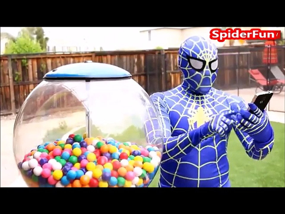 Frozen elsa Spiderman and joker fighting for giant bubblegum