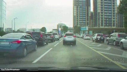 Un hombre usa un avestruz como transporte para vencer el tráfico